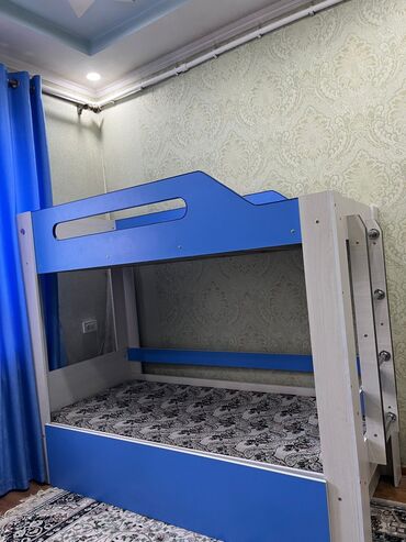 домик кровать: Представляем трёхярусный детскую кровать, выполненную в синем и