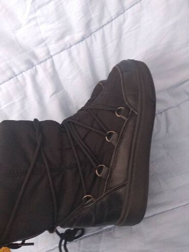 Čizme: Lusso cizme broj 38. Model je lep, sa pertlama, boja crna. Unutra su — 8