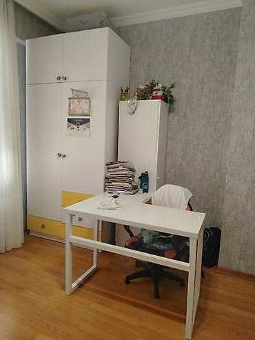 оборудование для кафе бу: Ağ rəngli minimalist iş masası və tənzimlənən ofis kreslosu dəsti — 1