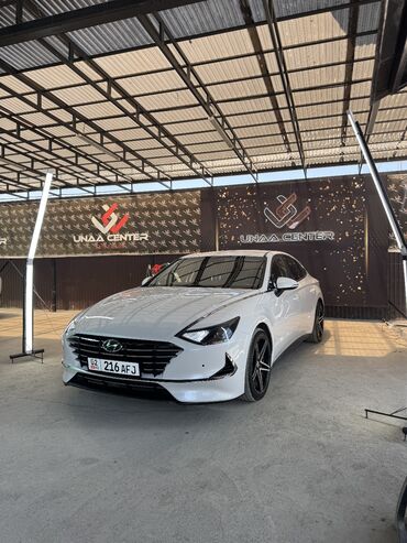 машина в долг: Белый седан Hyundai Sonata с современным дизайном кузова. Автомобиль