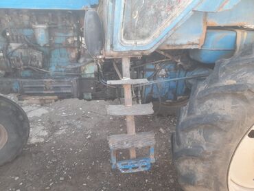 Traktorlar: Mavi rəngli təkərli kənd təsərrüfatı traktoru Xüsusiyyətlər: - — 15