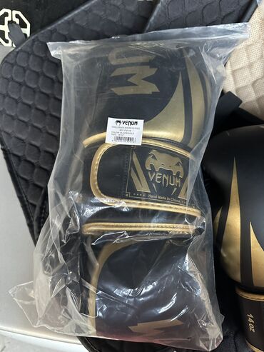 вратарские перчатки: Боксерские перчатки venum черно золотые, новые 14 размер, в наличии 2