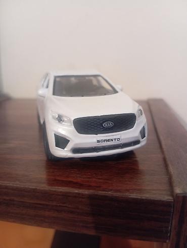 hot wheels supra: Ağ rəngdə Kia Sorento modelinin miniatür avtomobili. Bu oyuncaq — 1