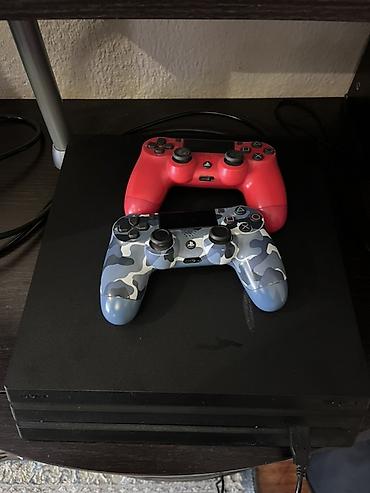 game controller: Игровая консоль Sony PlayStation 4 Pro (черная) с двумя беспроводными — 1