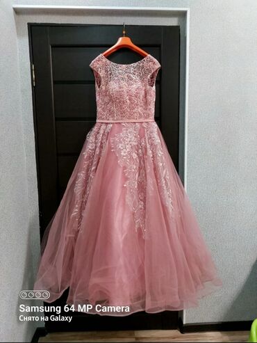 розовое платья: Продаю платье в отличном состоянии. Одивалось один раз