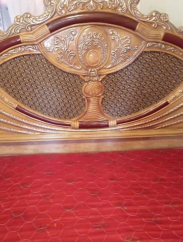 Двуспальные кровати: Спальный гарнитуру менен сатылат жангактан жасалган абалы жакшы баасы — 5