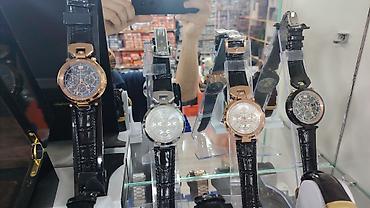 qol saati casio: Müxtəlif dizaynlı qol saatları kolleksiyası təqdim olunur. Şəkillərdə — 10