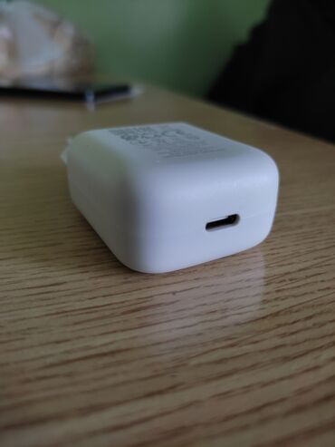 Adapteri i punjači za laptop: Univerzalni USB-C adapter za laptop crne boje sa snagom od 65W — 17