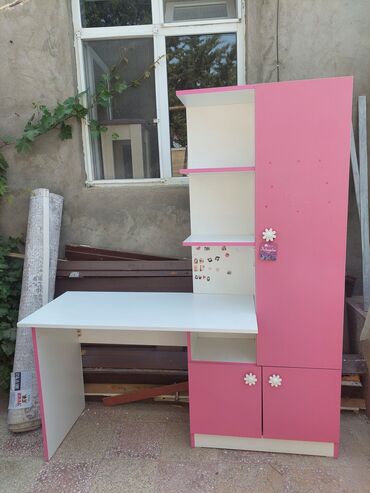 Stullar: Yazı masa desti bitişik.dolabıile birlikde tezekmi .qapılar