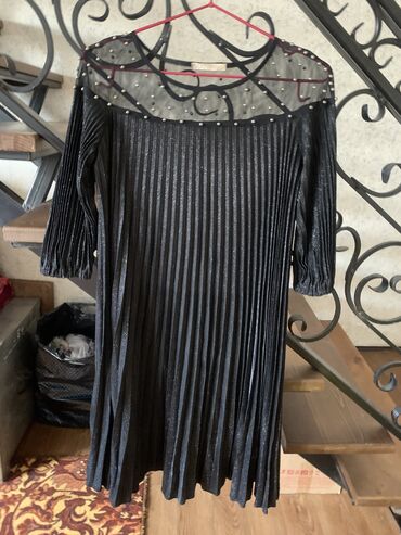 Платья: Платье чёрное,до колен,размер примерно 42- 44-46. Цена- 500 сом