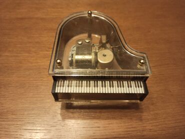 Muzička kutija u obliku klavira. Dimenzije 9,5x10,5cm. Prelepa