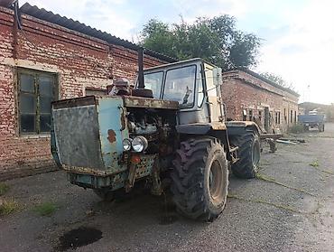 другой: Трактор колесный с навесным плугом Описание: - Колёсный трактор — 4