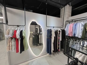 Стеллажи: Стеллажи для бутика одежды Кронштейны для бутика одежды Торговое