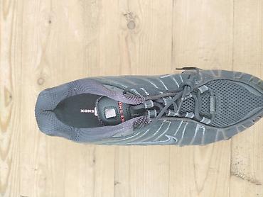 qacış ayaqqabı: Nike Shox idman ayaqqabısı – tam qara rəngdə, klassik Swoosh loqolu — 2
