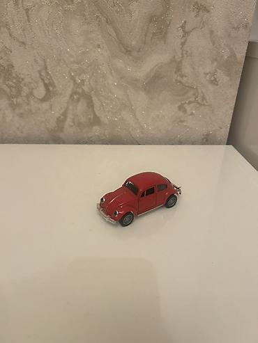 Avtomobil satışı: Qırmızı retro miniatür avtomobil modeli – “Beetle” üslubunda - — 1