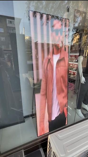 Вертикальный цифровой рекламный экран (Digital Signage) для витрин и