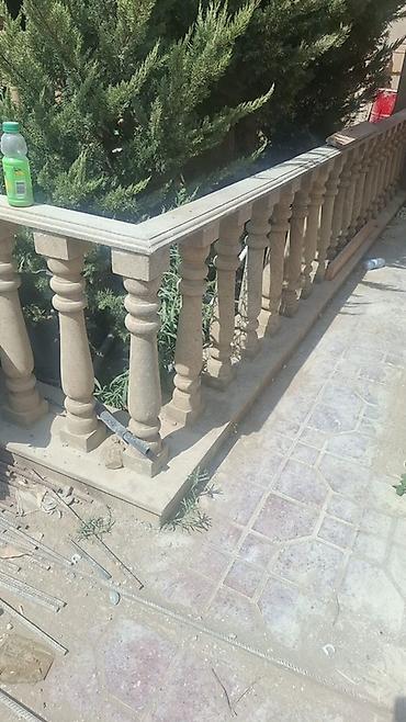 beton deşən: Balkon məhəccəri, Daş — 1