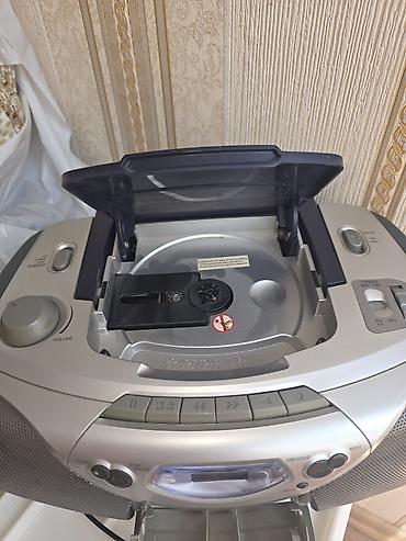 Kombinə olunmuş musiqi mərkəzi – CD, kaset və radio Xüsusiyyətlər: -