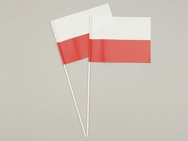 Dwie małe flagi Polski na plastikowych patyczkach. Flagi są używane