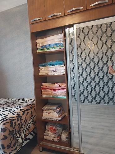 qedimi esyalar: Güzgülü sürgülü qapılı paltar şkafı - Material: taxta rəngli laminat — 1