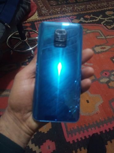xiaomi not 13 pro: Smartfon, mavi rəngdə korpusla təqdim olunur. Cihazın ön hissəsində — 2