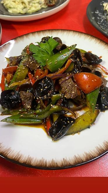 Готовые блюда, кулинария: Салаты и холодные закуски - Цезарь с креветками: хрустящие листья — 2