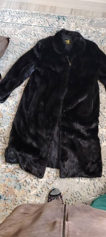 женские куртки российского производства: Длинная женская шуба из темного меха (глубокий черный цвет). -