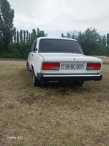 qaz slanqi qiyməti: VAZ 2107 sedan - Kuzov: ağ rəng, 4 qapı, klassik “yeddi” dizaynı - — 1