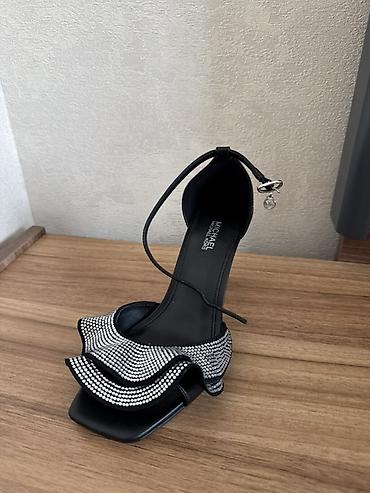 qadin cəkmə: Michael Kors qadın sandaleti

yeni 230 azn 

razmer 36 — 2