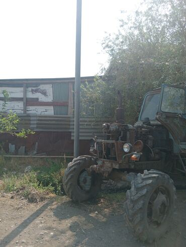 təkərdən əl işləri: Kənd təsərrüfatı işləri üçün nəzərdə tutulmuş traktor. Geniş təkərlərə
