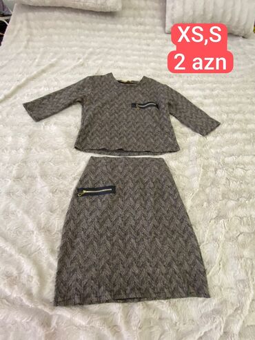 Dəstlər, kostyumlar: Qadın geyimləri dəsti – müxtəlif ölçülər 1) Qara bluz - Brend: Amisu — 4