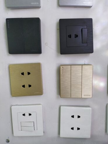 Təmir və tikinti: Müxtəlif rənglərdə elektrik açarları və rozetkalar. Divar montajı üçün