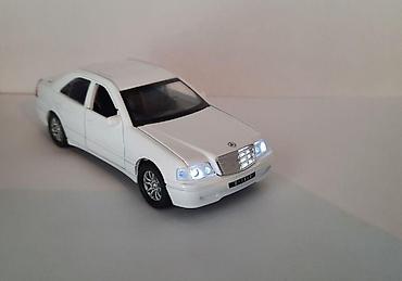 nerf satisi: Ağ rəngli sedan oyuncaq avtomobil maketi - Miqyas: təxmini 1:24/1:32 — 2