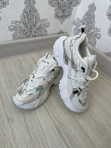 обувь новые: Кроссовки Пекин
Размеры 36-40
700-1000 сом 
(Оптом да бар)
тел