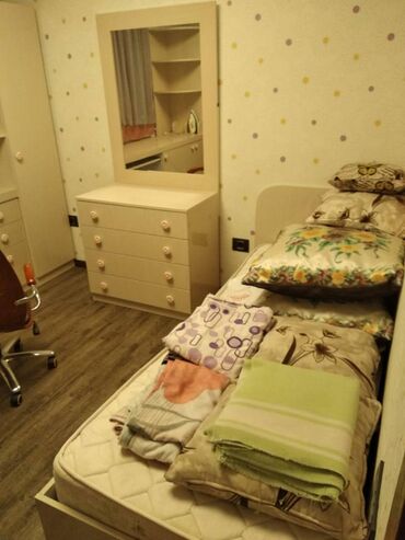 Uzunmüddətli kirayə mənzillər: Sabunçu rayonu,Razin Akkordda,3 otaqlıdan 4 otaqlıya düzəldilmiş,tam — 3