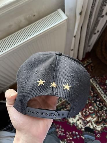 kepka: Snapback papaq – qara rəngdə, düz vizorlu model. Ön hissədə qızılı — 2