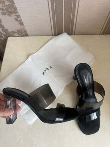 Туфли: Элегантные босоножки от Zara на устойчивом прозрачном каблуке. Модель
