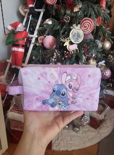 Ostale dečije stvari: Stitch pernica
1600din
Uz pernicu ide jedan sjaj i dve gumice — 1