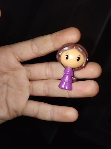 kinder natoons: Mini plastik fiqur – kiçik qız obrazı. - Material: sərt plastik - — 1
