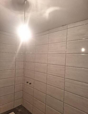 Građevinarstvo i rekonstrukcija: Profesionalni keramičar radi postavljanje svih vrsta pločica oblaganje — 7