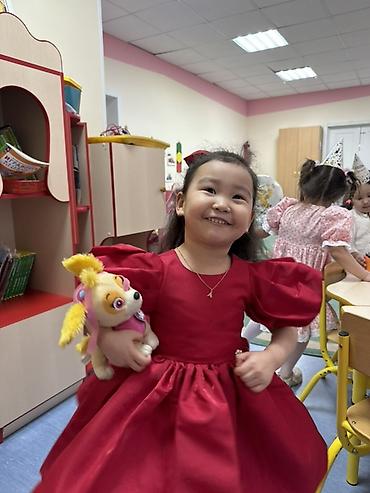 модные одежды: Нарядное детское платье цвета красный кармин. - Силуэт: расклешённая — 2