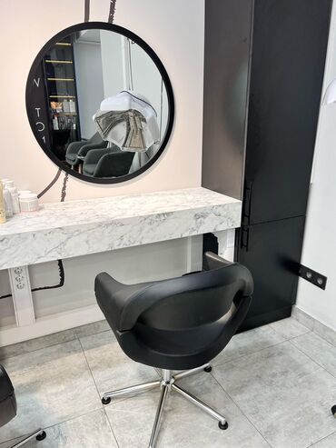 Salon masaları: Yeni, Saş kəsimi üçün masa, Güzgülü