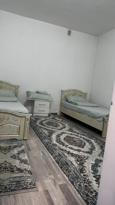 спальный мишок: Предлагаются две односпальные кровати с резными изголовьями и