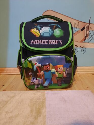 Манежи: Minecraft temalı, tünd göy və yaşıl rənglərdə olan bu uşaq məktəb