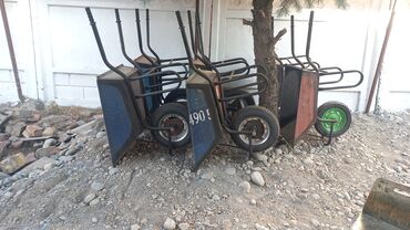посуда оптом: Прочная строительная тачка, предназначенная для транспортировки