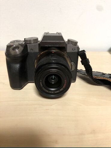foto kamera qiymetleri: Panasonic Lumix G7 mirrorless kamera Üzərində 12-42mm lens və iki