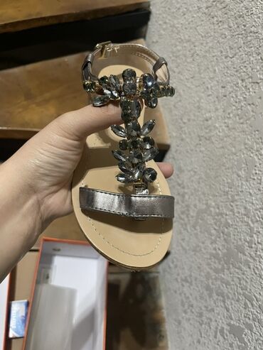 кроксы белые: Женские сандалии с декором из крупных кристаллов. Размер 35 отдам