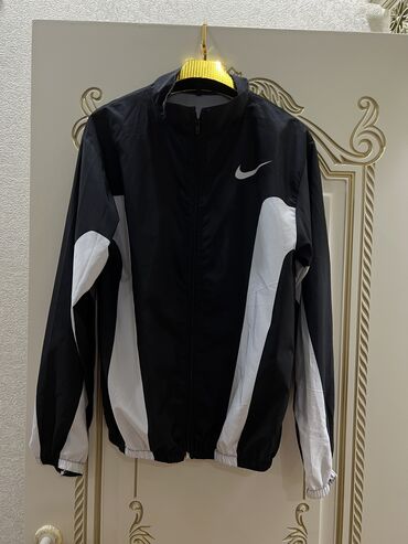 женские трикотажные спортивные костюмы: Nike vetorvka qara rengde. 1 defe geyinilib. sport destlerle kombin