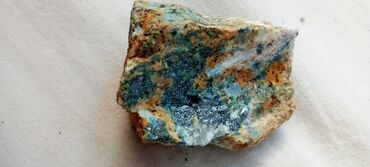 Kristali i minerali: Ovaj prirodni mineralni uzorak prikazuje kombinaciju boja, uključujući — 20