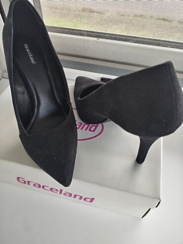 crna cipkana haljina i cipele: Salonke, Graceland, 38
